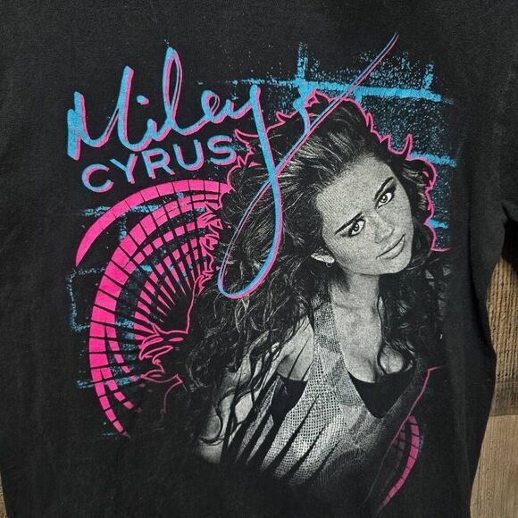 Miley Cyrus Wonderworld Tour 2009 Black Tee Size Small Vintage Y2K Pop Music - Picture 2 of 6